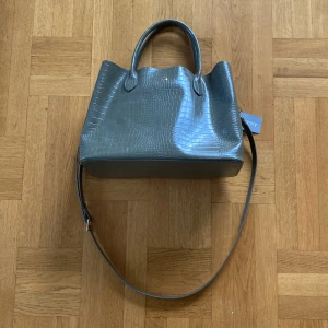 Väska - Söt grön väska i krokodilmönster! Helt ny, originalpris 599kr! Köparen betalar frakt! 