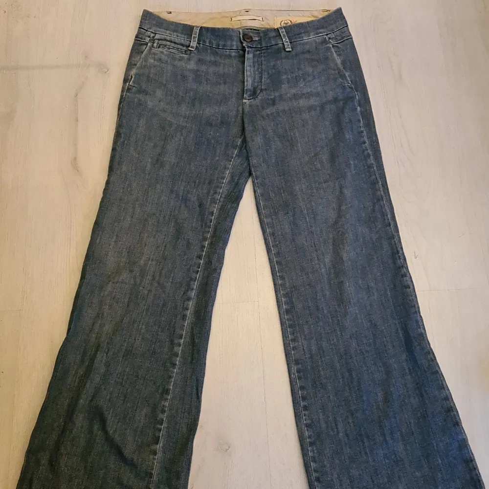 Säljer dess jeans från gap, då de inte passar. Ny pris ca 600, knappt använda. Pris kan diskuteras vid snabbt köp🥰. Jeans & Byxor.
