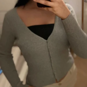 Kofta - Använt ett par gånger. Grå kofta 