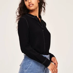 Skjorta - Skjorta med kontrast sömmar.  Aldrig använts, från Gina tricot. Står storlek 44 men tycker mer att det är en 42/Large. 