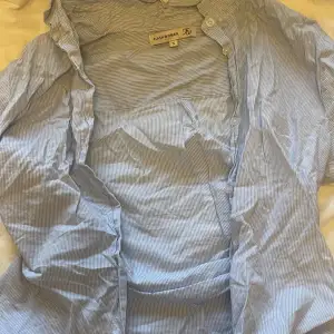 Superfin blåvit randig skjorta från flashwoman, knappt använd men behöver dock strykas😊 säljer för 50 kr+ frakt💞