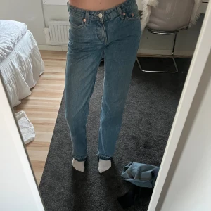 Lågmidjade jeans - Hej, säljer dessa supersnygga jeansen från weekday. De är i storlek 24/32. Superbra skick, har sprättat upp de lite för att få de längre ( passar mig som är ca 170 cm). De är lågmidjade och raka i modellen. Skiv vid fler frågor💗 köpa för 600kr 💗