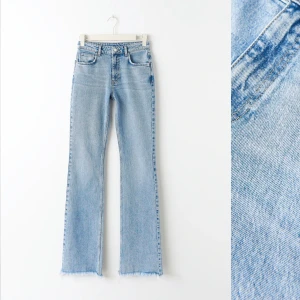Bootcut jeans i nyskick - Säljer dessa superfina jeansen då jag aldrig använder dom! Använda ca 3 ggr så dom är i superbra skick!! Köptes för typ 2 år sedan.💘🌸
