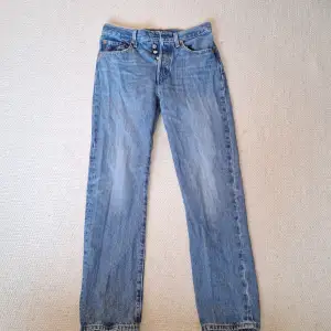 Jeans i mycket gott skick. Mått innerben: 175 cm. Midja: 38 cm. 