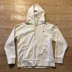 Ralph lauren zip - Säljer nu min vita Ralph lauren zip tröja då den är för stor. Använd 2 gånger. Priset kan gå ner vid snabb affär.