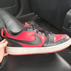 Nike Röd Svart - LOW NIKE DUNK!! ÄKTA box finns. Använda fåtal gånger. Skitbra skick. Creased syns inte mkt. Kan skicka bilder. Priest ä inte bestämd. Kom med prisförslag!! Kp för mer info/bilder. Är en Herr sko. Men passar till båda.