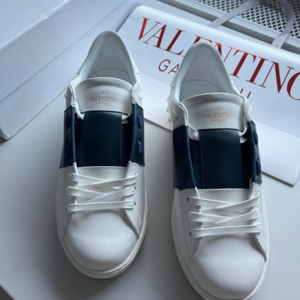 Helt nya Valentino open sneakers, fick dom som födelsedags present men var för små | Perfekt skick | Storlek 42 | Nypris: 6499 | Ingår: Dustbag | Hör av dig vid minsta fråga eller funderingar📩. Skor.