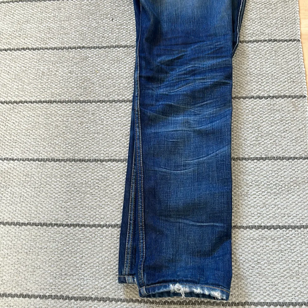 Tja säljer dessa riktigt feta Replay jeans med slitnings design och riktigt skön tvätt, det är denim och inte stretch riktigt fett hör av vid funderingar!. Jeans & Byxor.