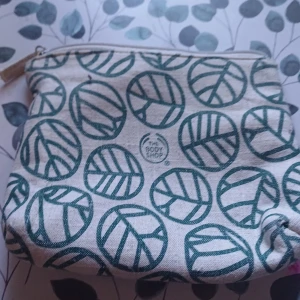 Nesecär - Jag säljer en the body shop nesecär för 49 kr ink frakt.  Använd ett par gånger men den är fortfarande i bra skick 🥰