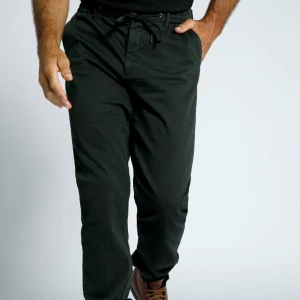 Chinos 3XL HELT NYA - Helt nya chinos i storlek 3XL, obruten förpackning. Köpt för 899kr säljer för 700 plus frakt som köparen står för. Säljes pga snabb viktnedgång. Djur och rökfritt hem 🌸