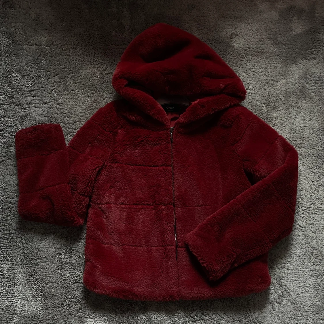 Vinröd pälsjacka 