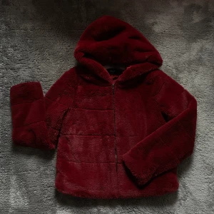 Vinröd pälsjacka  - Jättefin Vinröd pälsjacka från Vero Moda i storlek S men passar även som M. I nyskick, knappt använd. Nypris 399kr, säljer den för 200kr.  Pris kan diskuteras vid snabb affär 😊