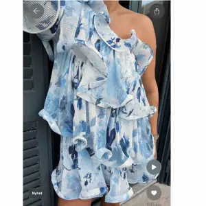 Tänkte sälja denna sjukt vackra klänning från Lojsan Wallins senaste kollektion med NA-KD. Helt slutsåld på hemsidan, säljer därför endast vid bra pris då jag inte är helt säker på om jag vill sälja:)🩵Nypris 799 