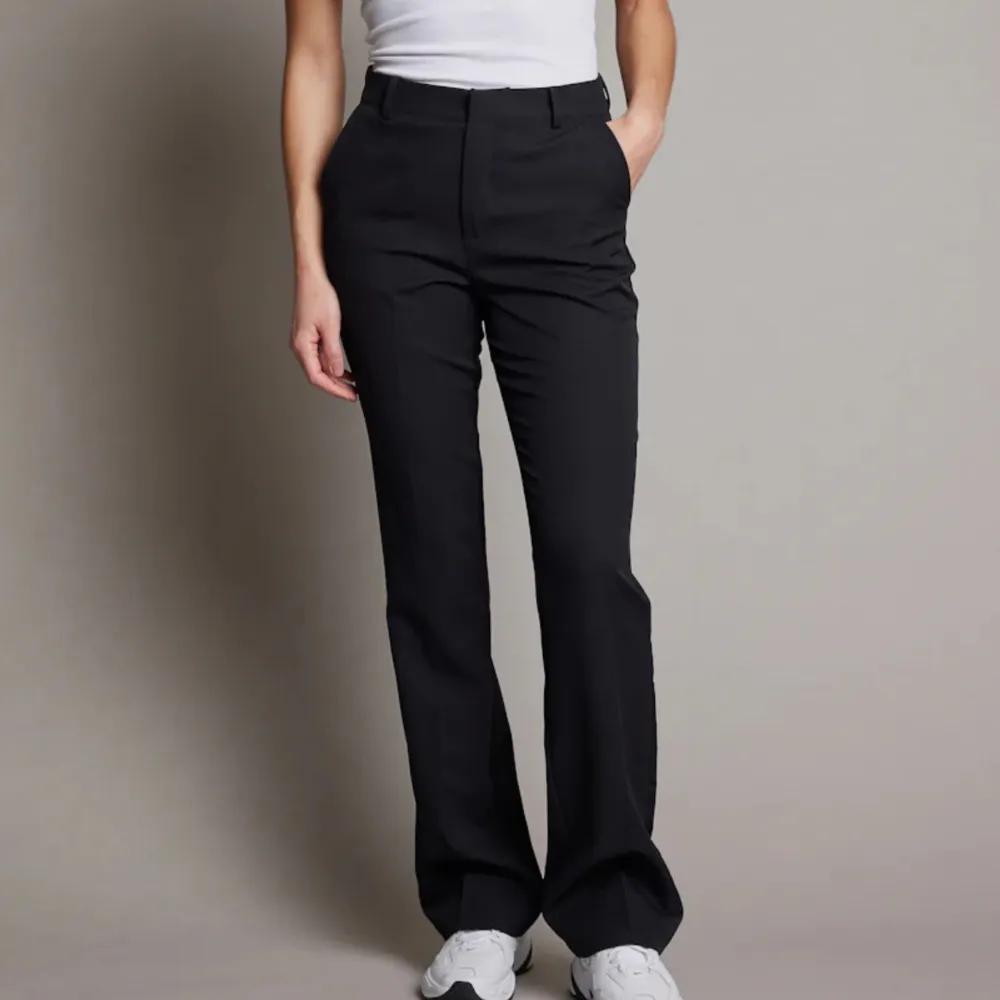 Kostymbyxor i modell Vilma från bikbok Använda men inga defekter Säljs pga att de är för stora, är som storlek 40 egentligen. Jeans & Byxor.