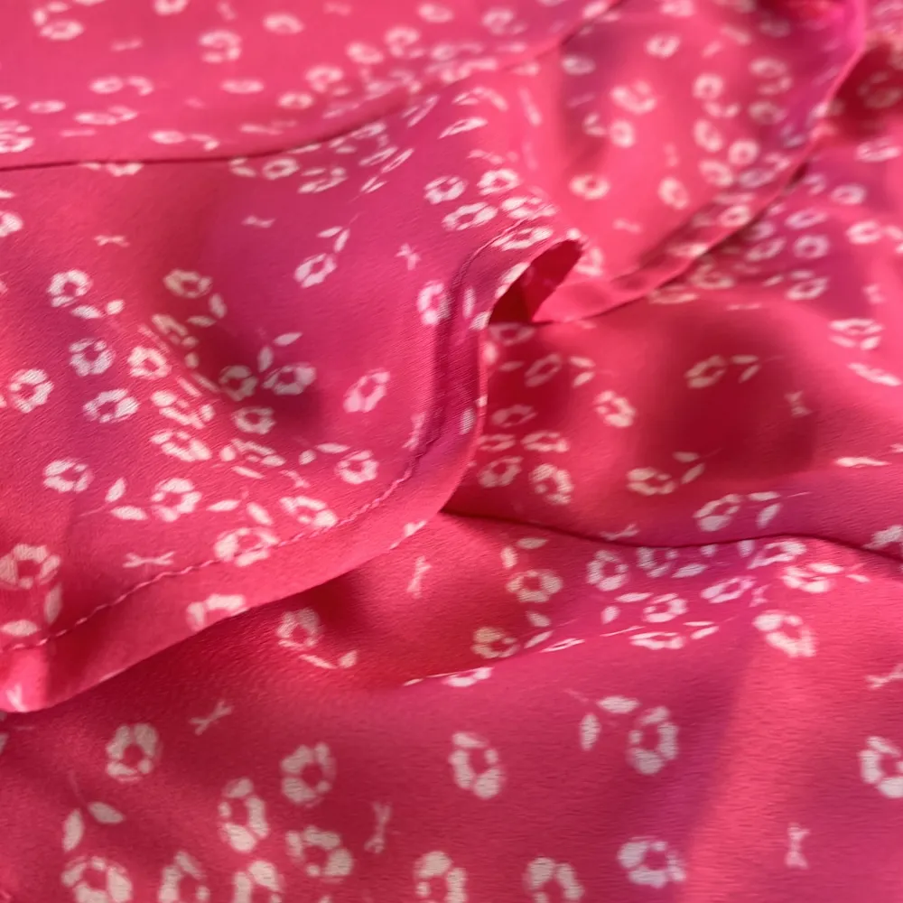 En klänning från ellos som aldrig är använd så i nyskick. Nypris:ca 300kr. Den är rosa med typ Blommönster på. Den är k stolek 152. Kontakta mig för fler bilder!👍🏻. Klänningar.