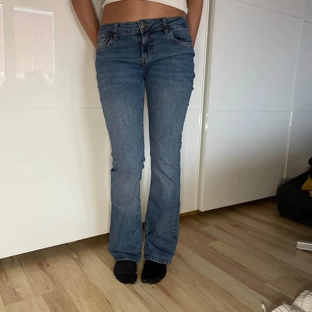 Säljer dessa fina jeans ifrån Zara. Som inte längre säljs längre. Säljer då dem inte passar mig (min syrra på bilden). Jeans & Byxor.