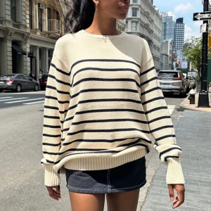 Randig Tröja Brandy Melville - Säljer min fina randiga sweatshirt från Brandy Melville! Använd men i fint skick fortfarande💕Nypris 35€