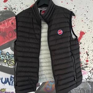 Colmar väst - Snygg colmar väst som är i bra skick. Säljer endast för den inte passar mig längre. Har några små skador som jag fixat och det syns knappt