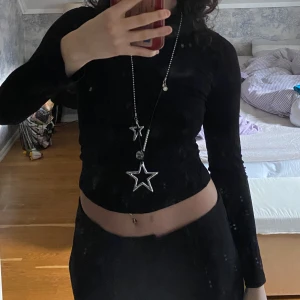 Stjärnhalsband - Fint halsband från Odahl som man kan ha som en waist chain 💕 för dig som vill vara snyggast av alla i vår 😌
