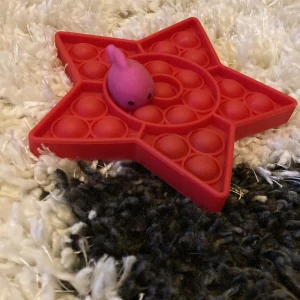 Pop it+mochi!  - Detta är typ som ett litet pack,det är en mjuk mochi och en röd stjärn pop it! Det är inga fel på dom. Jag säljer detta för att jag inte använder dom! 🩷