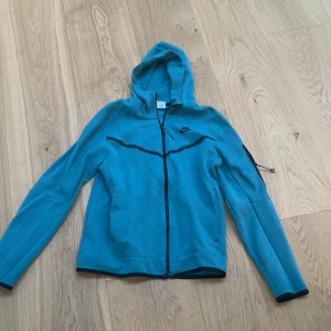 Nike Tech Fleece - Säljer nu min feta nike tech då jag ej gillar dem längre Skick - 9/10, dragkedjan är krånglig för mig men jag är också väldigt dum i huvdet ibland XD