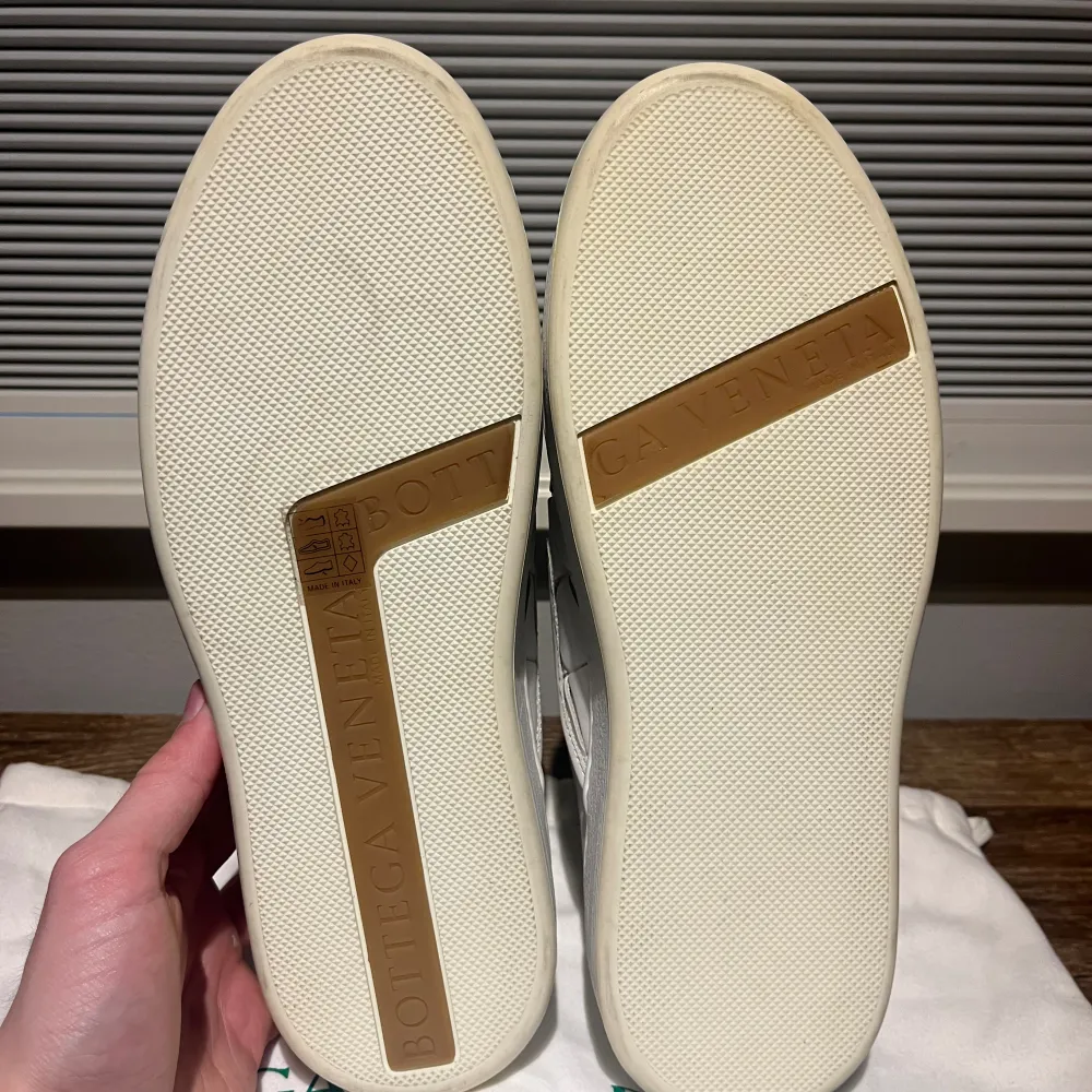 Sjukt feta bottega veneta slip ons, perfekta för sommaren. Väldigt fint skick, knappt använda. Storlek 43,5. Tillkommer OG dustbags och tag från äkthetskontroll hos vestiaire collective. Hör av er vid frågor!. Skor.