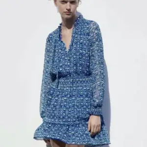 Säljer en super söt, blåmönstrad klänning från zara😍 köptes förra året men användes inte så mycket🤩 helt slutsåld 
