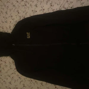 EA7 tröja och byxor  - Säljer nu min EA7 tröja och mina EA7 byxor som är ett sätt. Köpta för 2200kr på zalando. Säljer pågrund av att jag vuxit ur kläderna och dem blivit för små för mig.   Tveka inte att höra av dig för mer information 👍🏻💯 