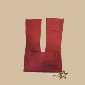 Stilrena röda byxor  - Stilrena vinröda, utsvängda kostymbyxor i bra skick!💗 Skriv vid frågor🫶