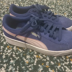 Skor - Ett par väldigt nya skor använda 2-3 gng.