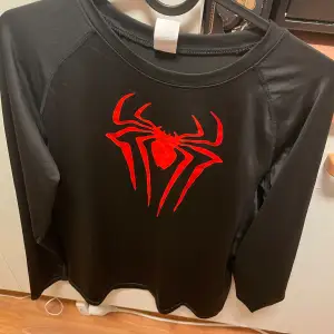 Säljer en fin spiderman tröja i helt nytt skick. Ej använd. 