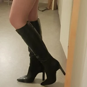 Dessa snygga oanvända boots från asos - helt nya boots som bara användts en gång, köpta från asos för 689 kr De är bekväma och ser så lyxiga ut, en komplimangmagnet 