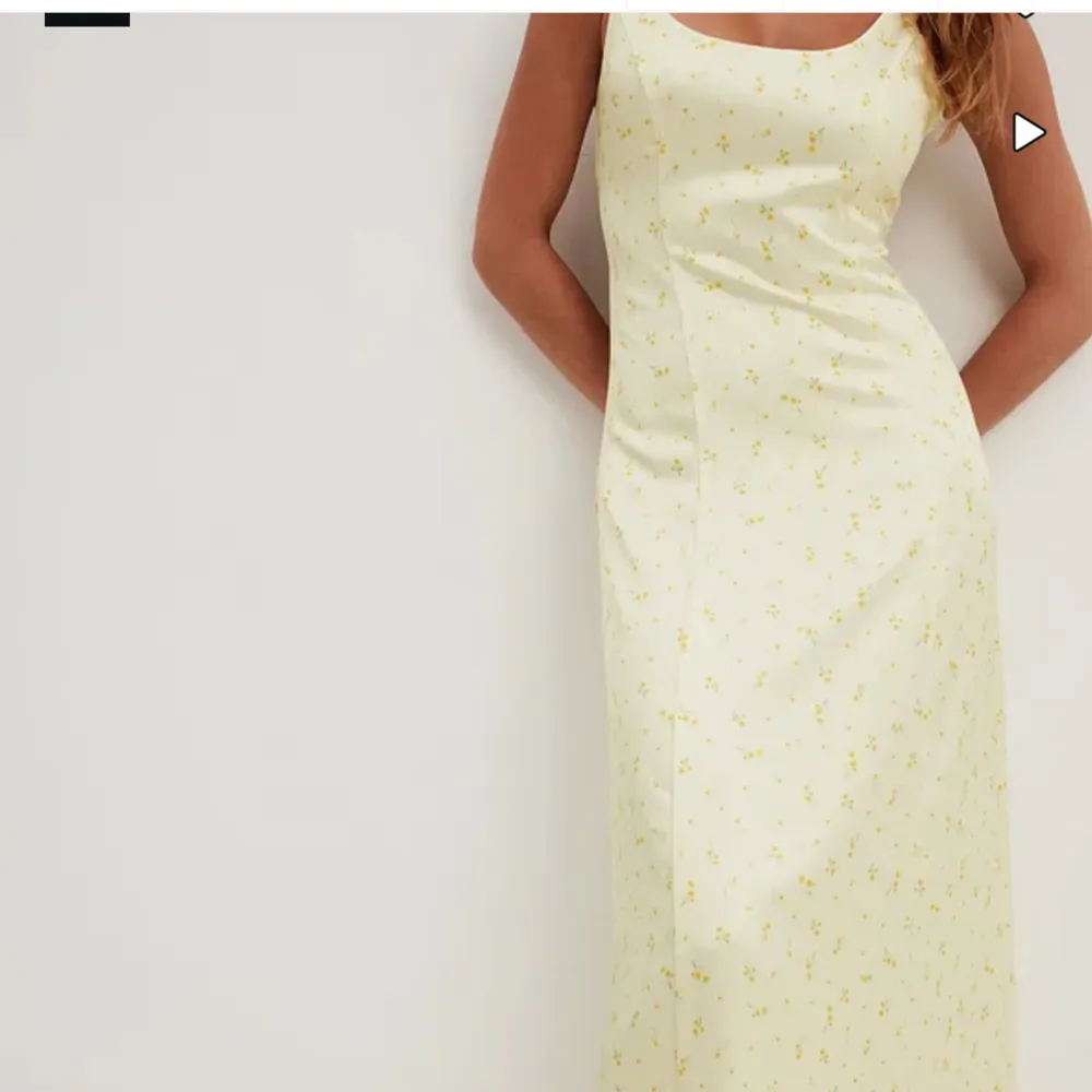 Säljer denna super fina balklänning då jag hittat en annan. Aldrig använd utan bara testad. Nypris 599! Har bilder på vid förfrågan.😄. Klänningar.