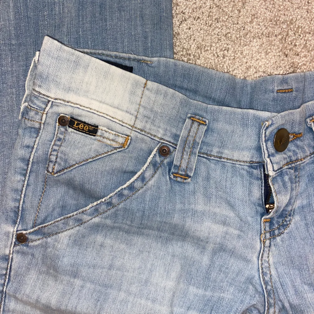 Väldigt lågmidjade jeans från Lee i en fin ljus tvätt. Tyvärr för små för mig i låren. Jeans & Byxor.