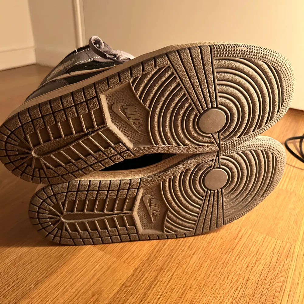 Säljer dessa skor som är använda max 2 gånger. Superbra skick men de kommer inte till användning. Köpta i Stockholm sommaren 2023 & storlek 41, innermått 26,5cm💗Kartong finns ej, köparen står för frakten :) . Skor.