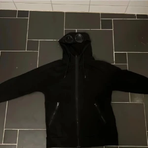 CP COMPANY - Storlek: M Mått: 175-183 (Ungefär)  Skick: 9/10 (nästan som ny) Pris: 1400kr köpt på season i Göteborg för 3400kr (nypris) (Pris kan diskuteras) Skriv vid minsta fundering! 