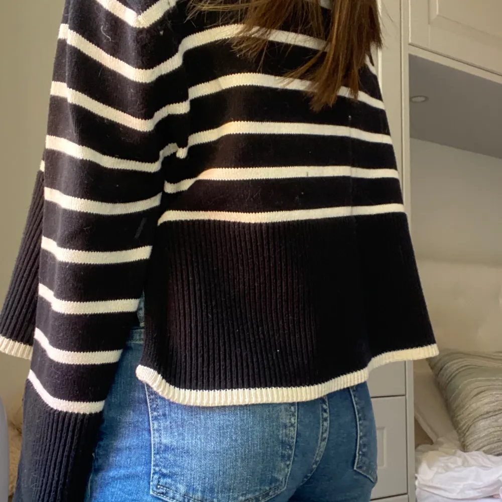 En randig stickad tröja från Gina Tricot i storlek xs. Den är använd fåtal gånger, därmed inga defekter. Köparen står för frakten, inga returer. 🥰. Neuleet.