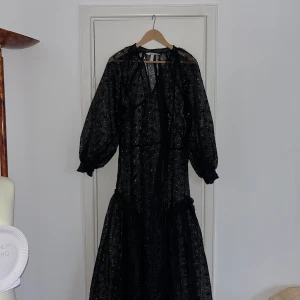 Transparent klänning  - Otrolig klänning till sommaren! Jättefint skick. 