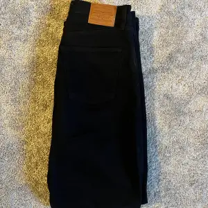 Svarta straight jeans från Levìs i storlek W 28 & L 29. Jeansen är i mycket bra skick och endast använt fåtal gånger, säljer då de blivit för stora för mig. Säljer för 200kr, nypris 1 319kr🤍