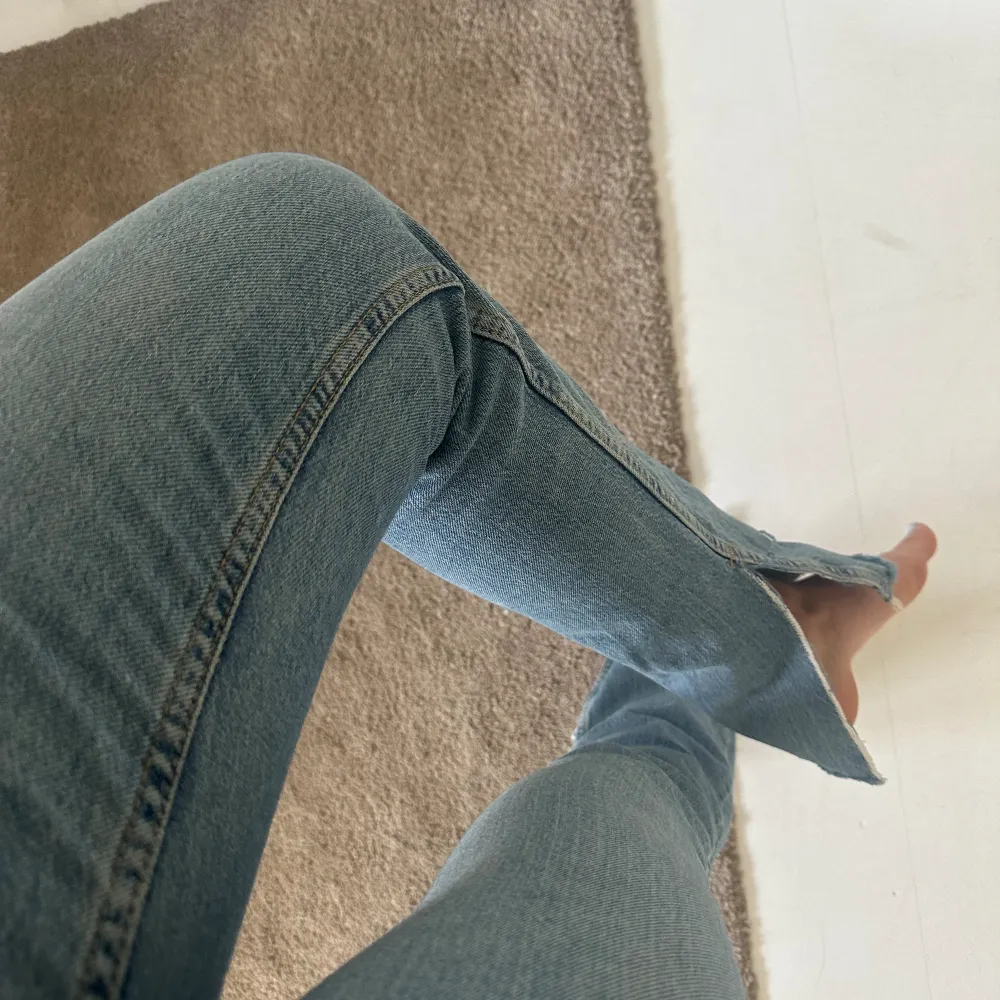 Säljer dessa snygga jeans från Zara. Är stolek 34 men passar absolut 36-38. Jeans & Byxor.