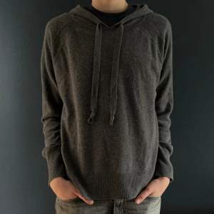 Säljer denna snygga soft goat hoodie som passar perfekt in i det senaste trenderna. Den är i jättebra skick och har skön och snygg passform. Nypris är 3199kr men säljer för 1299kr 