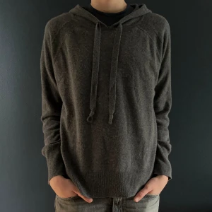 Soft goat kashmir hoodie - Säljer denna snygga soft goat hoodie som passar perfekt in i det senaste trenderna. Den är i jättebra skick och har skön och snygg passform. Nypris är 3199kr men säljer för 1000kr