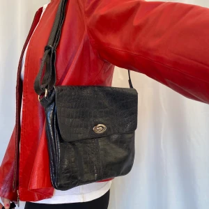 Skinnväska  - Skit snygg massa bra innerfickor. Går att ha runt axeln men också över ryggen 