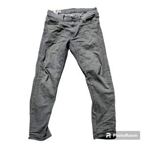 Säljer mina Levis 512 jeans som sitter slim! Perfekt för Grisch/laidback stilen! Skick 9/10 nästan inte använda! Nypris: 1500kr mitt pris: 650kr! Köpta på nk i vintras!