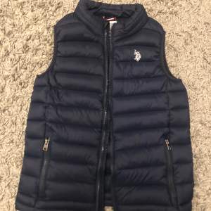 Säljer denna us polo assn västen i storlek 10-11 år. Västen är knappt använd och säjer den för 200kr och köpte den för 500kr. Frakt får köparen stå för.