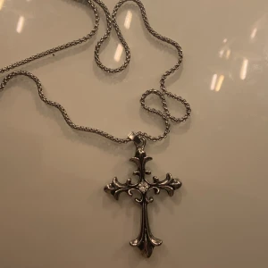 Y2k halsband - Säljer då den inte kommit till användning:) 