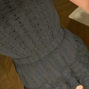Zara klänning - Jätte fin mönstrad svart klänning från zara! Använd varsamt!💘