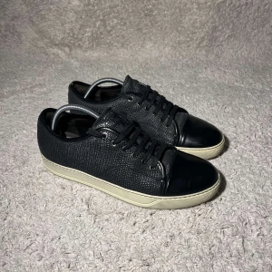 Lanvin skor - Säljer Lanvin Cap toe skor | storlek: 42/UK 8,  sitter oftast 0,5 storlek stort | Nypris: 4300kr, Vårt pris 1449 | Ingår: skor | Skorna är i mycket bra skick 🤩| Vid frågor tveka inte på att skicka ett meddelande till oss! 📩