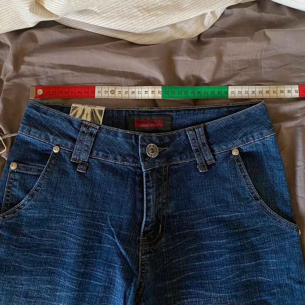 Så coola lågmidjade jeans med lappen kvar. Står storlek 28 i byxorna men måtten finns på sista bilderna. Jag brukar ha storlek 34 i jeans som referens. . Jeans & Byxor.