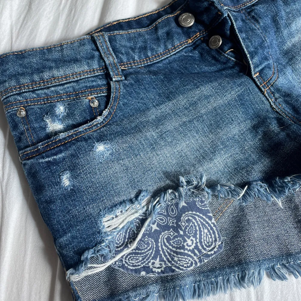 Lågmidjade jeansshorts från Zara i storlek M (38). I jättebra skick med fina detaljer.. Shorts.